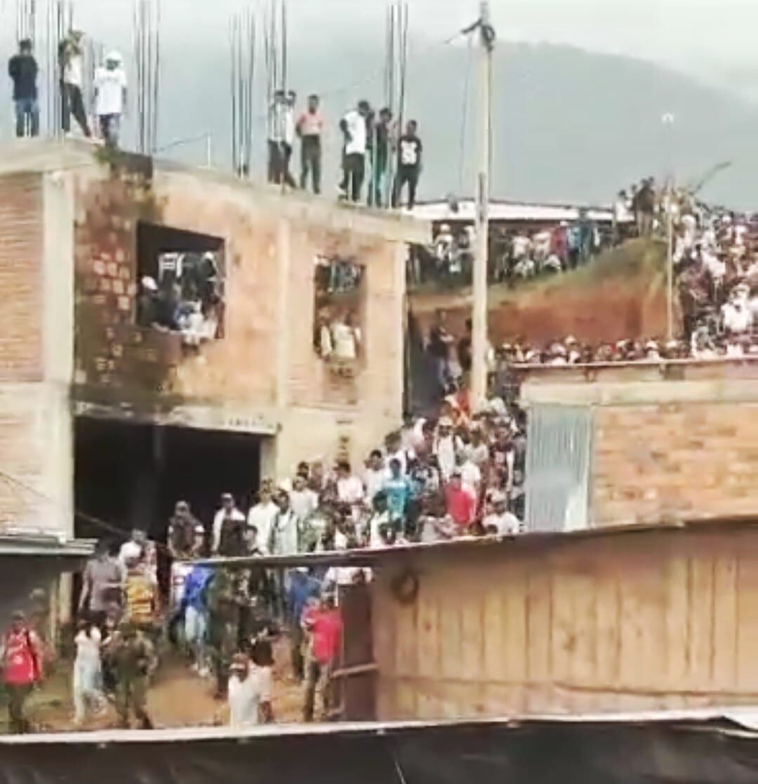 La población mantiene rodeados a los militares | Crédito: Cortesía.