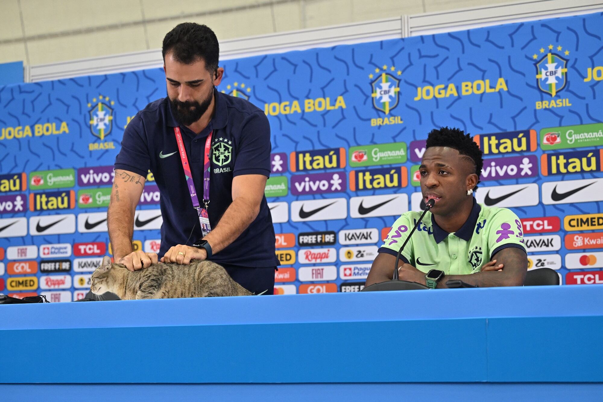 Gato en rueda de prensa de Vinicius Junior. (Photo by NELSON ALMEIDA/AFP via Getty Images)