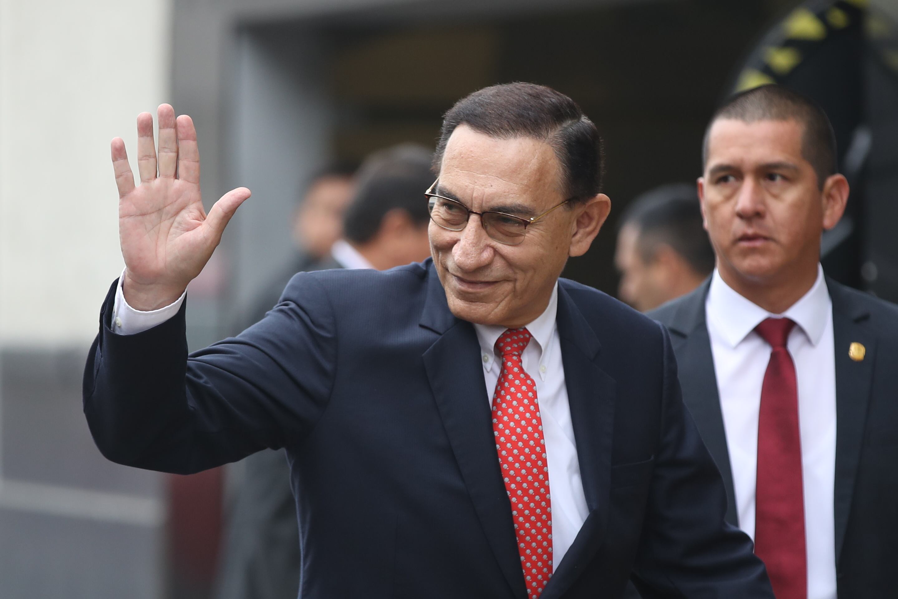 AME2243. LIMA (PERÚ), 28/10/2024.- El expresidente peruano Martín Vizcarra saluda a su llegada a un juzgado este lunes, en Lima (Perú). Vizcarra (2018-2020) afirmó que demostrará que no cometió "ningún delito" ante el tribunal que comenzará a juzgarlo por presuntamente haber recibido sobornos cuando fue gobernador de la región de Moquegua, entre 2011 y 2014. EFE/ Paolo Aguilar