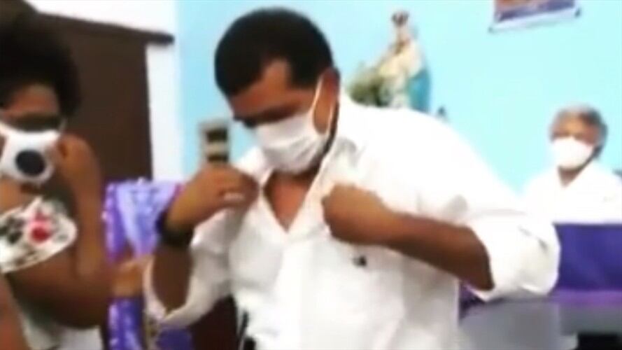 Hombre bailando en misa. Foto: Redes sociales