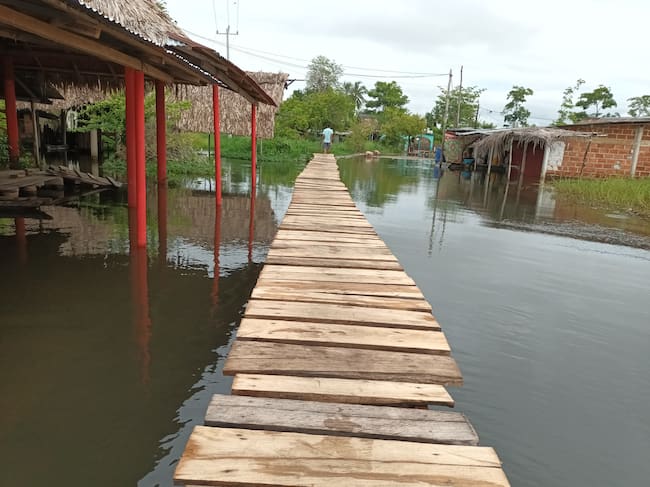 Puente en madera del corregimiento La Sierpe, Majagual, Sucre. Foto: La W/Claudia Hernández.