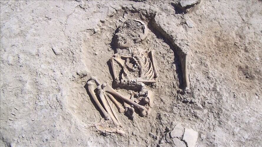 Esqueleto infantil de más de 5000 años de historia hallado en Turquía. Foto: Agencia Anadolu