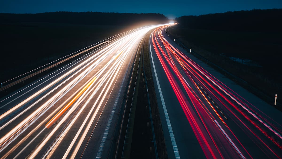 Así se vería dar una vuelta al mundo a la velocidad de la luz: no parpadee