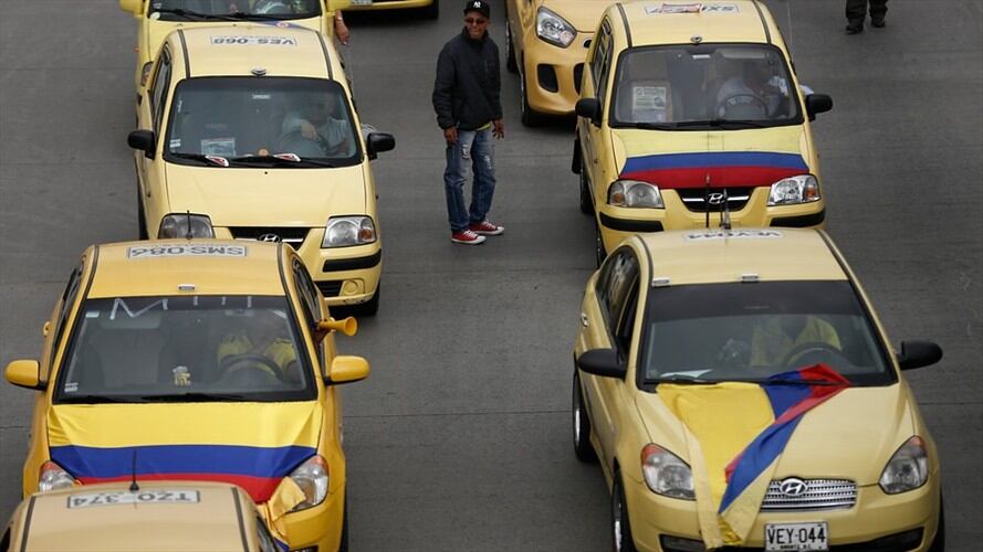 Taxistas de Medellín protestan por falta de acciones y soluciones claras para combatir la ilegalidad en el transporte público. Foto: Colprensa
