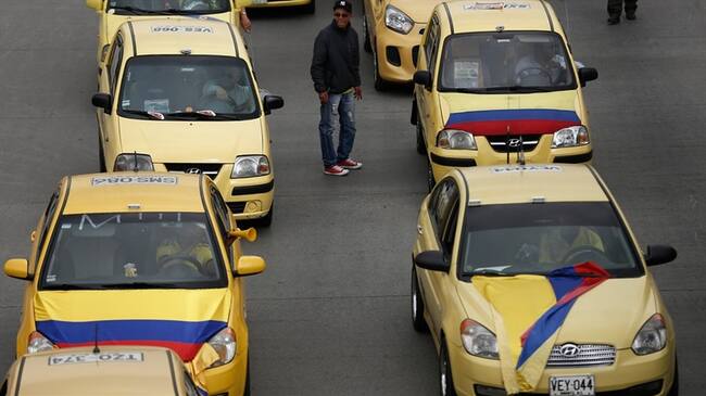 Taxistas de Medellín protestan por falta de acciones y soluciones claras para combatir la ilegalidad en el transporte público. Foto: Colprensa