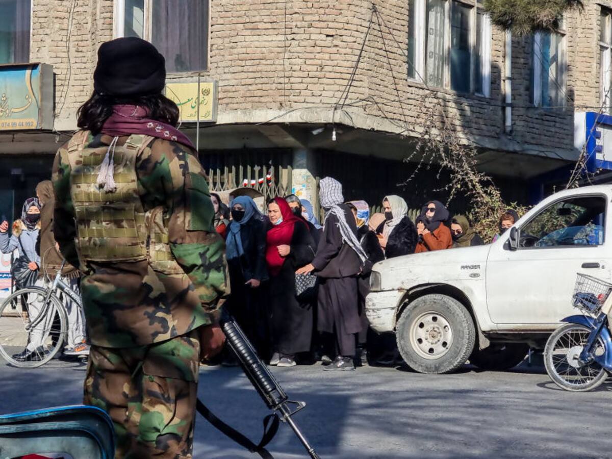 Los talibanes decidirán pronto si las mujeres pueden volver a las aulas