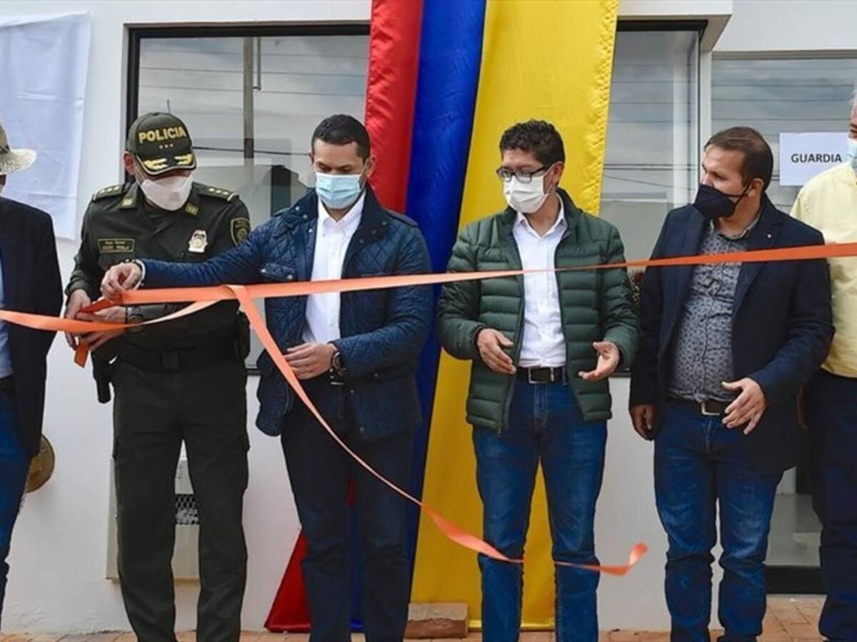 Ministro del Interior entregó una estación de Policía en Boyacá