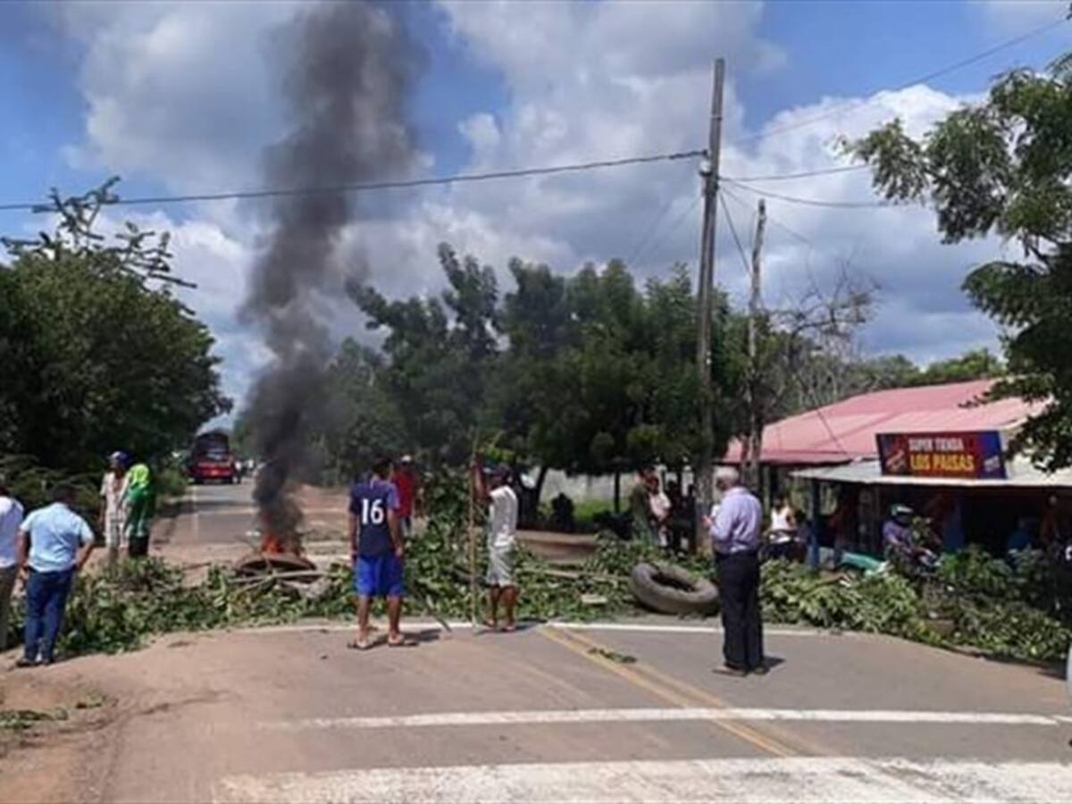 Por falta de energía eléctrica bloquean vía Montería-Tierralta
