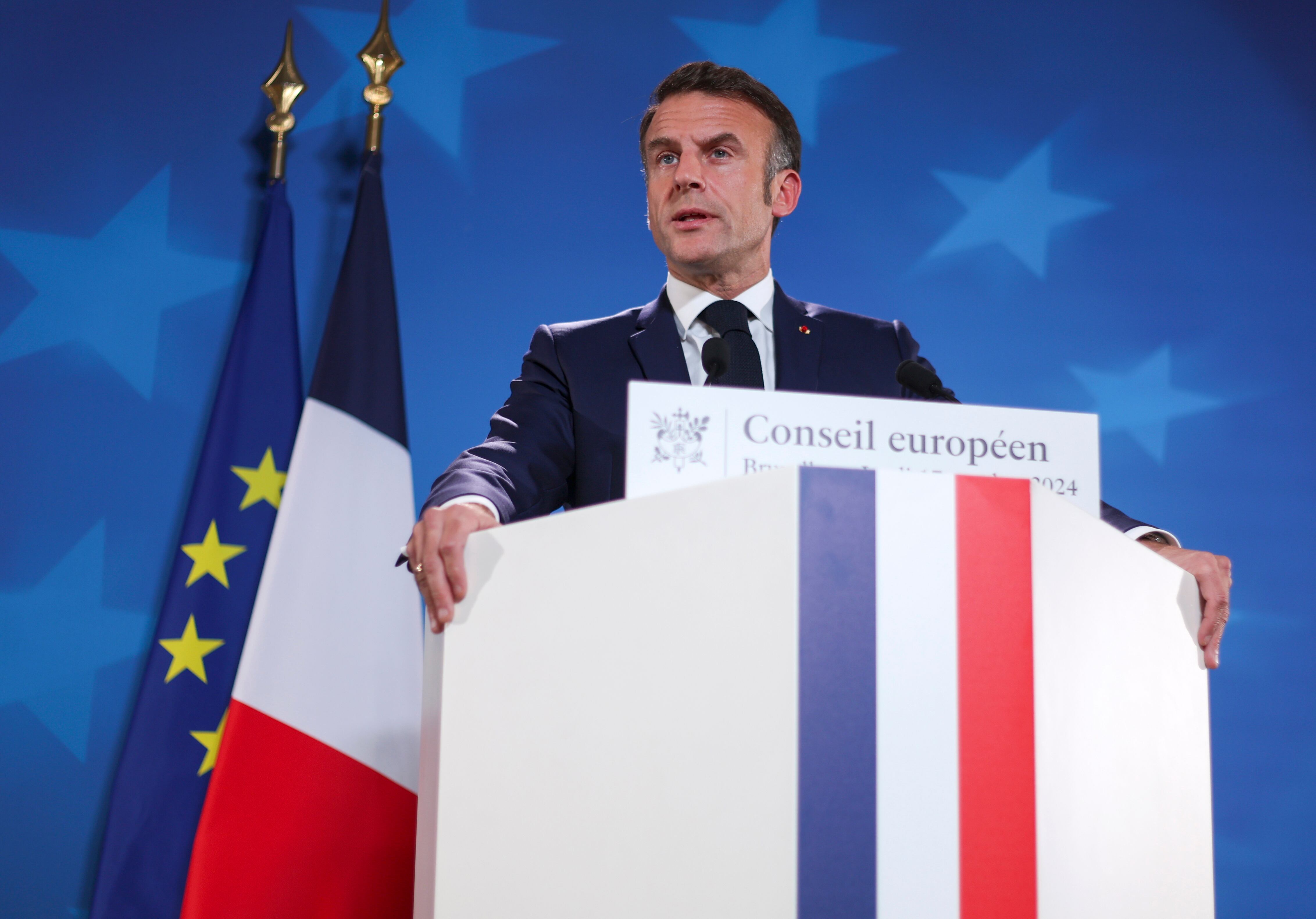 Brussels (Belgium), 17/10/2024.- French President Emmanuel Macron speaks during a press conference after attending the European Council Summit in Brussels, Belgium, 17 October 2024. EU leaders are meeting in Brussels to discuss Ukraine, the Middle East, competitiveness, migration and foreign affairs. (Bélgica, Ucrania, Bruselas) EFE/EPA/CHRISTOPHER NEUNDORF