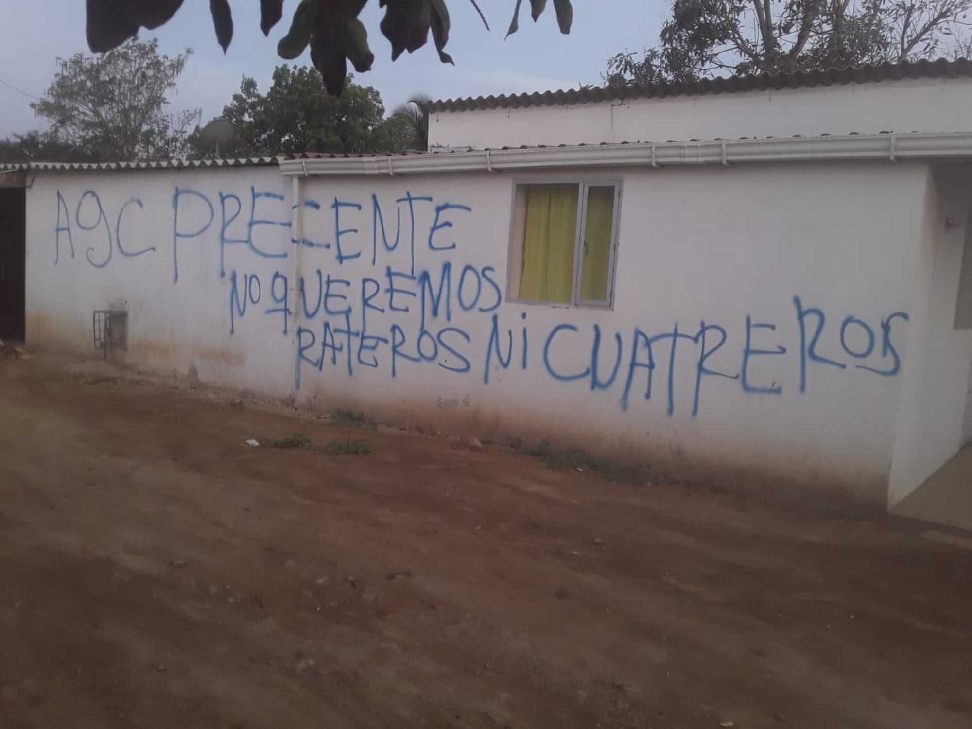 Grafitis en algunas viviendas/ Ivan Collazos 