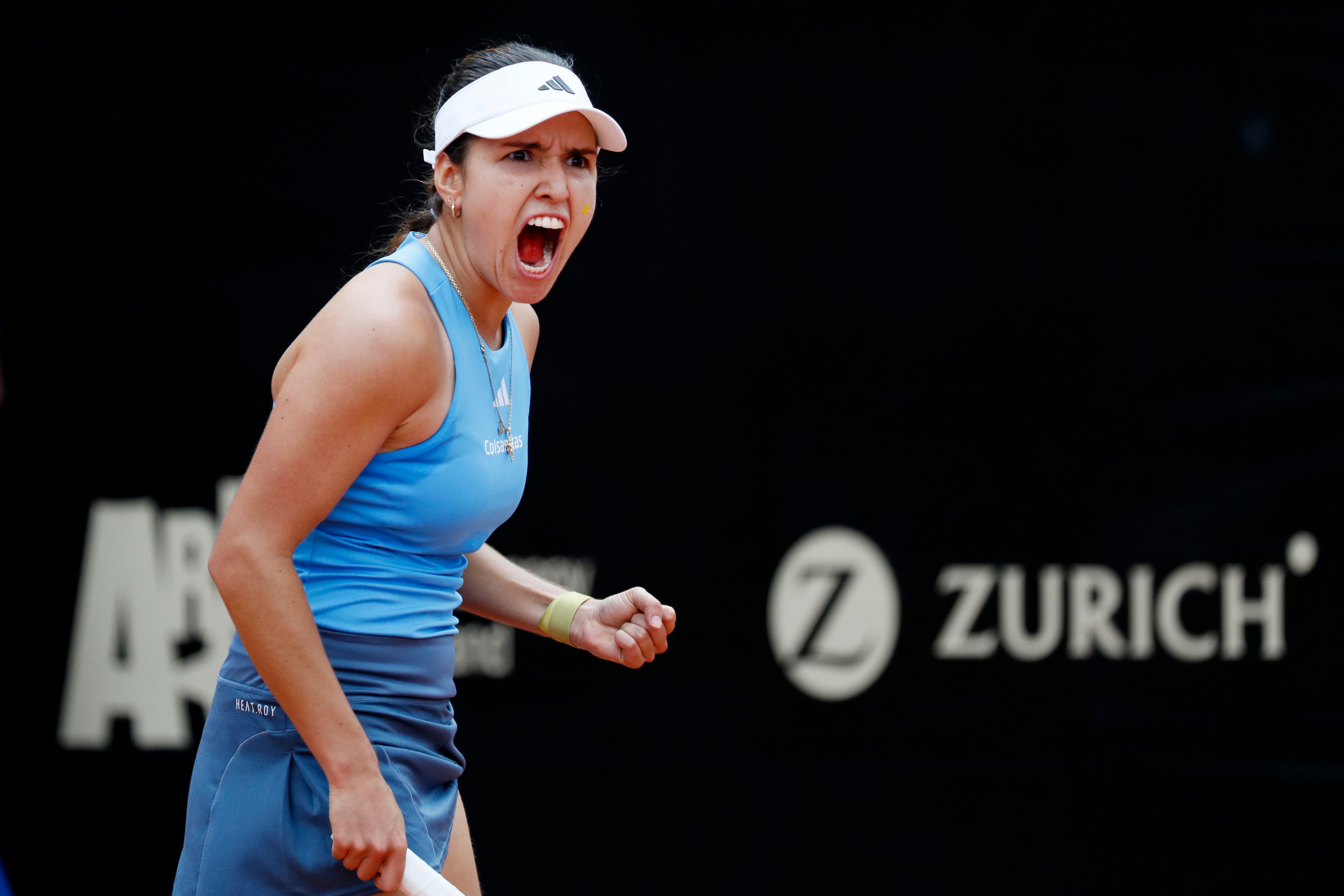 La tenista colombiana María Camila Osorio celebra ante la italiana Sara Errani este sábado, durante un partido de semifinal del Torneo WTA de Bogotá (Colombia). EFE/Carlos Ortega