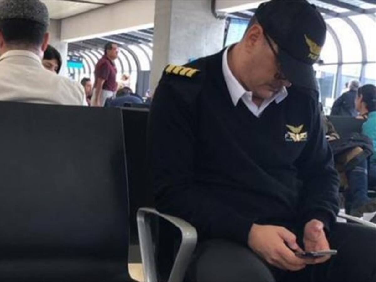 Disfrazado, excontralor de Antioquia aborda vuelo a Cartagena