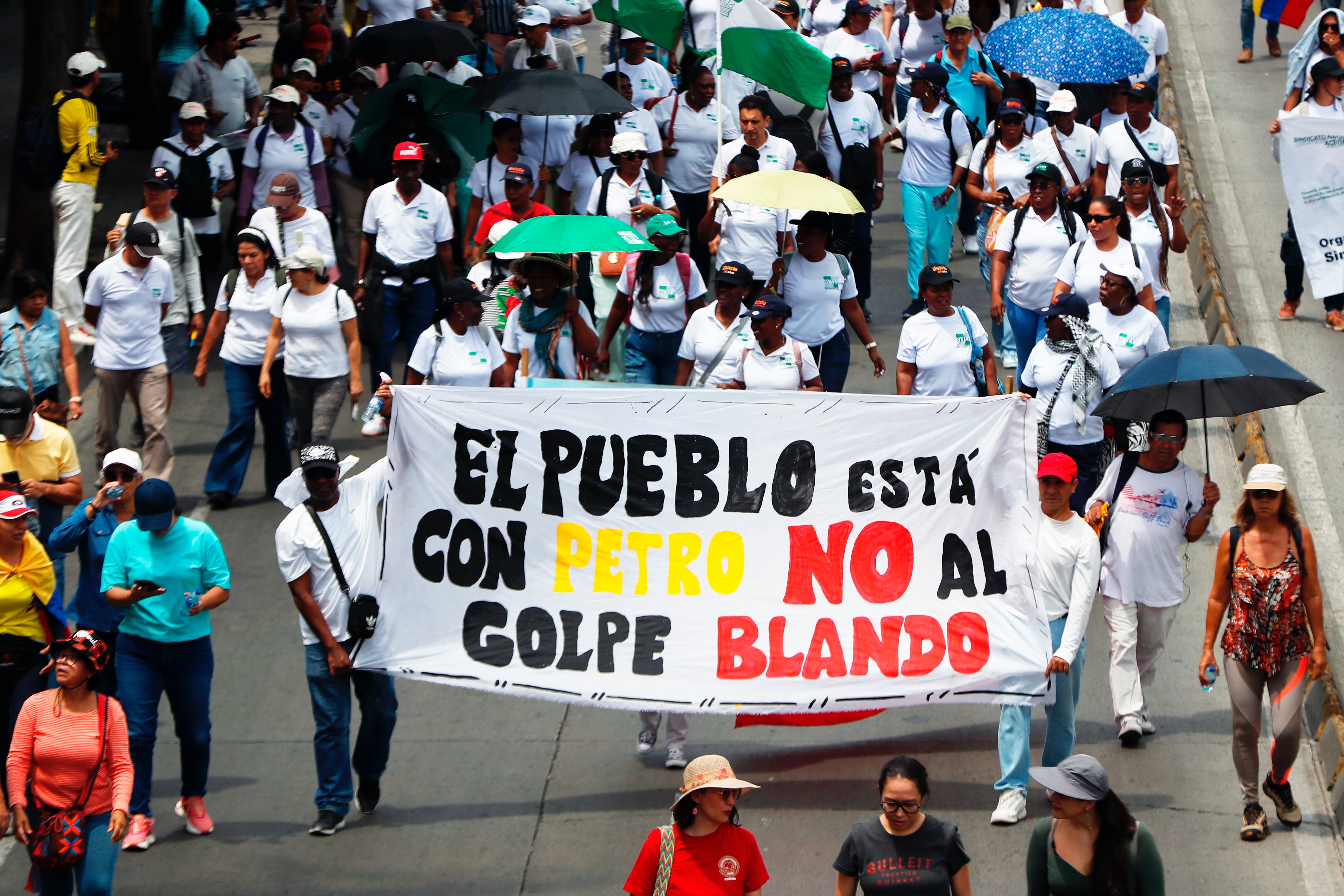 Simpatizantes participan en una marcha en apoyo al gobierno del presidente Gustavo Petro. EFE / Ernesto Guzmán