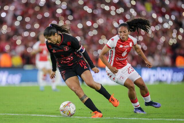 Catalina Usme ante Independiente Santa Fe. Foto:  (Colprensa - Mariano Vimos)