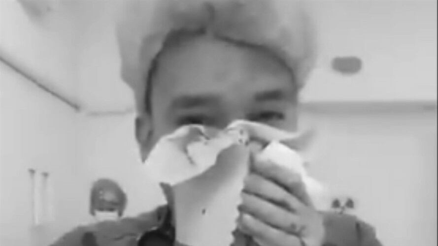 Médico fue golpeado por familiares de un paciente ebrio. Foto: Video difundido en Twitter