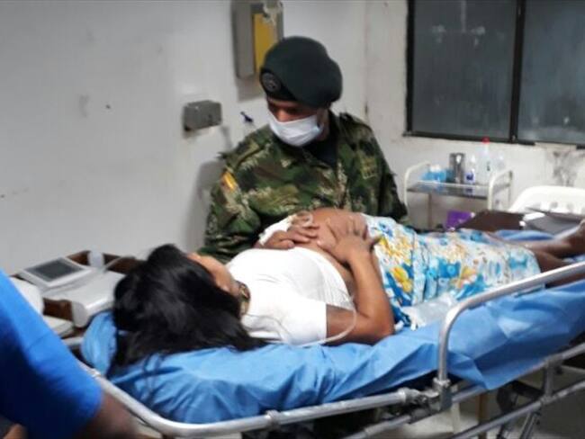 Evacúan a indígena embarazada en el Chocó. Foto: Ejército Nacional