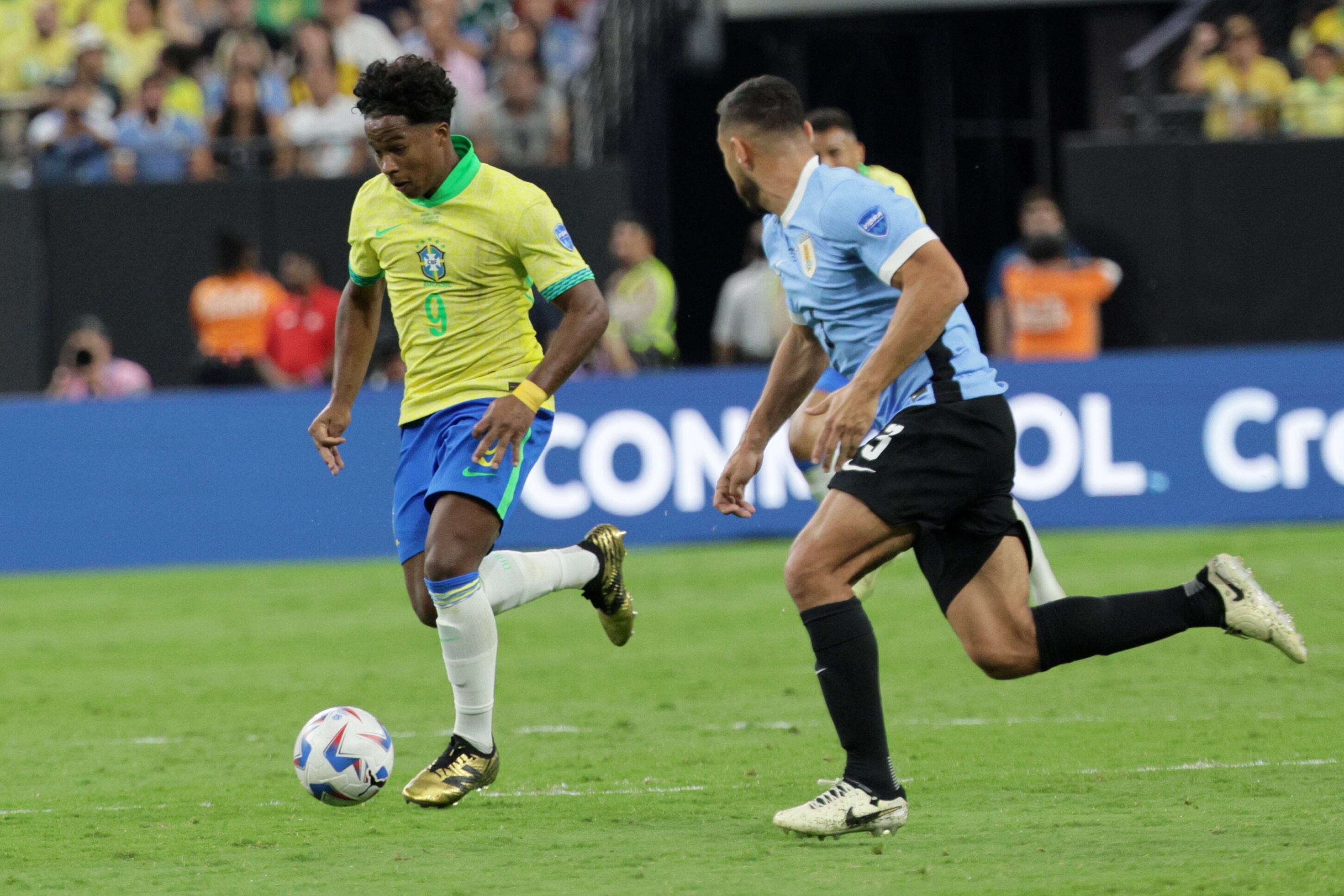 Las Vegas (United States), 07/07/2024.- Endrick Moreira of Brazil (L) in action against Sebastian Caceres of Uruguay during the CONMEBOL Copa America 2024 Quarter-finals match between Uruguay and Brazil, in Las Vegas, Nevada, USA, 06 July 2024. (Brasil) EFE/EPA/ALLISON DINNER