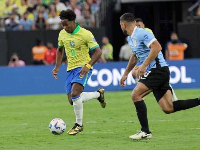 Las Vegas (United States), 07/07/2024.- Endrick Moreira of Brazil (L) in action against Sebastian Caceres of Uruguay during the CONMEBOL Copa America 2024 Quarter-finals match between Uruguay and Brazil, in Las Vegas, Nevada, USA, 06 July 2024. (Brasil) EFE/EPA/ALLISON DINNER