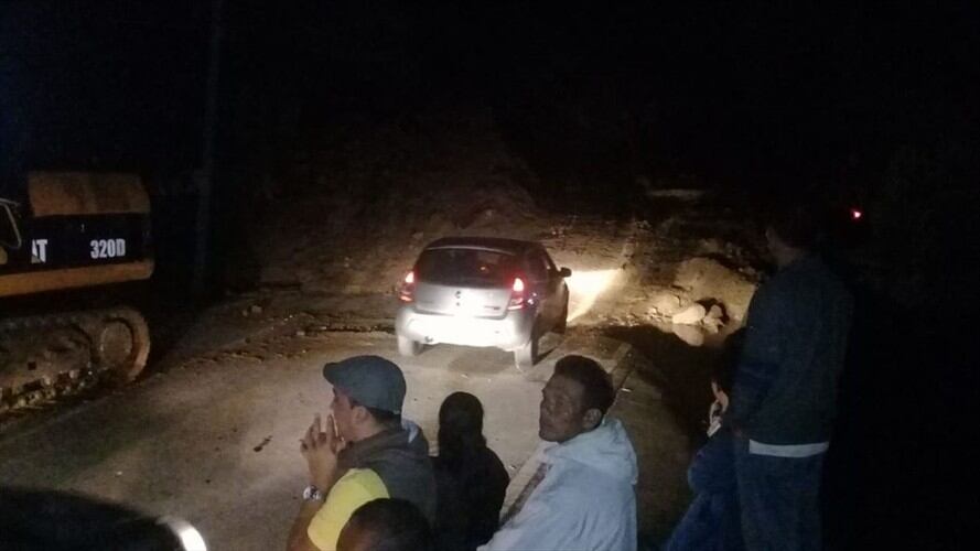 Los dos derrumbes fueron removidos a un carril y se dio paso para vehículos pequeños . Foto: Invías