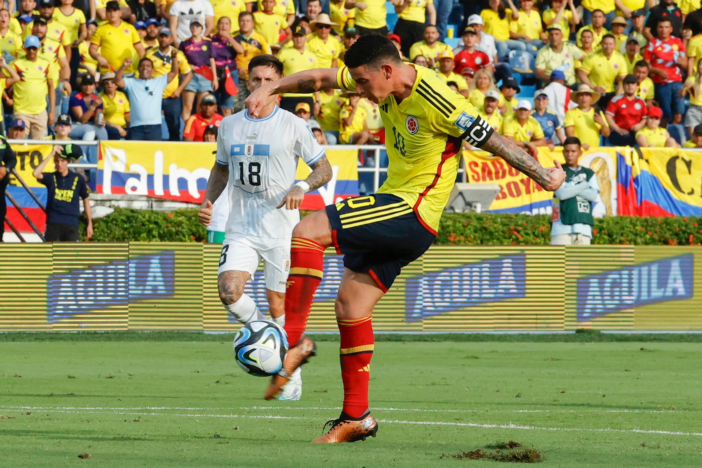 James Rodríguez de Colombia remata para anotar un gol este 12 de octubre, en un partido de las Eliminatorias Sudamericanas para la Copa Mundial de Fútbol 2026 entre Colombia y Uruguay en el estadio Metropolitano en Barranquilla (Colombia). Foto: EFE/ Mauricio Dueñas Castañeda