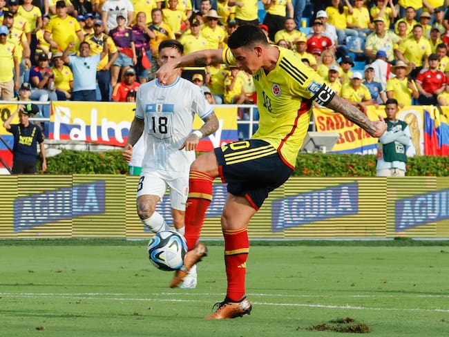 James Rodríguez de Colombia remata para anotar un gol este 12 de octubre, en un partido de las Eliminatorias Sudamericanas para la Copa Mundial de Fútbol 2026 entre Colombia y Uruguay en el estadio Metropolitano en Barranquilla (Colombia). Foto: EFE/ Mauricio Dueñas Castañeda