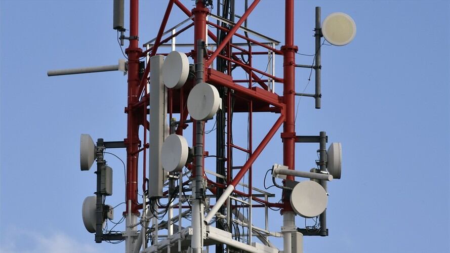 Las denuncias ciudadanas realizadas en los últimos días permitieron identificar estas tres antenas ilegales que fueron instalas en espacio público. Foto: Getty Images