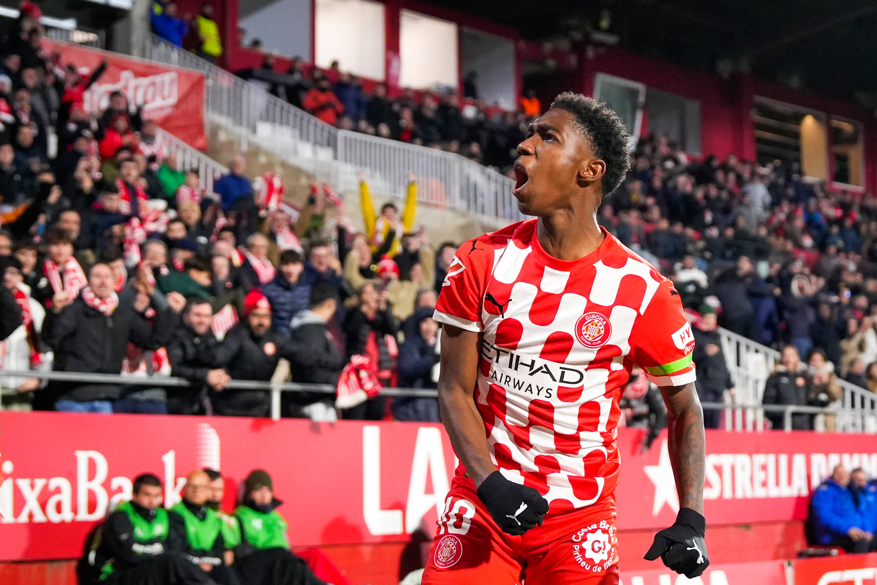 GIRONA, 03/02/2025.- El delantero del Girona Yáser Asprilla celebra tras marcar el segundo gol ante Las Palmas, durante el partido de LaLiga EA Sports que Girona FC y UD Las Palmas disputan este lunes en el estadio de Montilivi. EFE/David Borrat