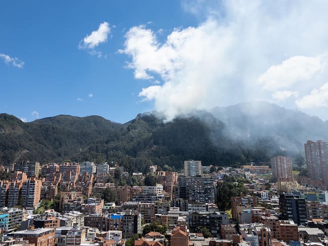 Incendio en los cerros orientales de Bogotá. Foto: W Radio