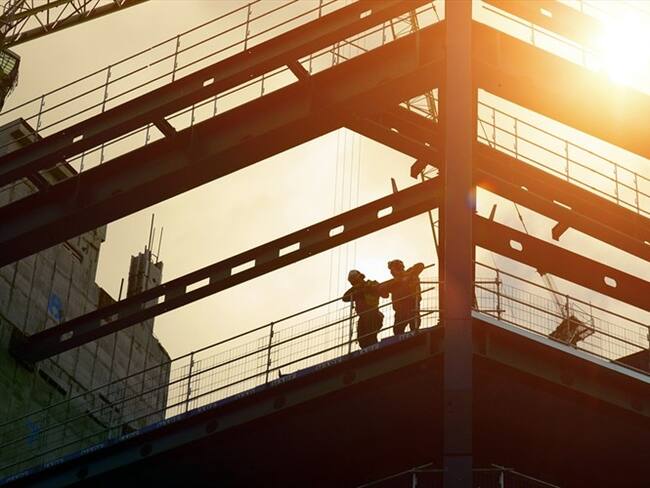 La Cámara Colombiana de la Construcción (Camacol) alertó sobre la situación de 1,3 millones de trabajadores del sector de la construcción y su cadena de valor. Foto: Getty Images / EZRA BAILEY