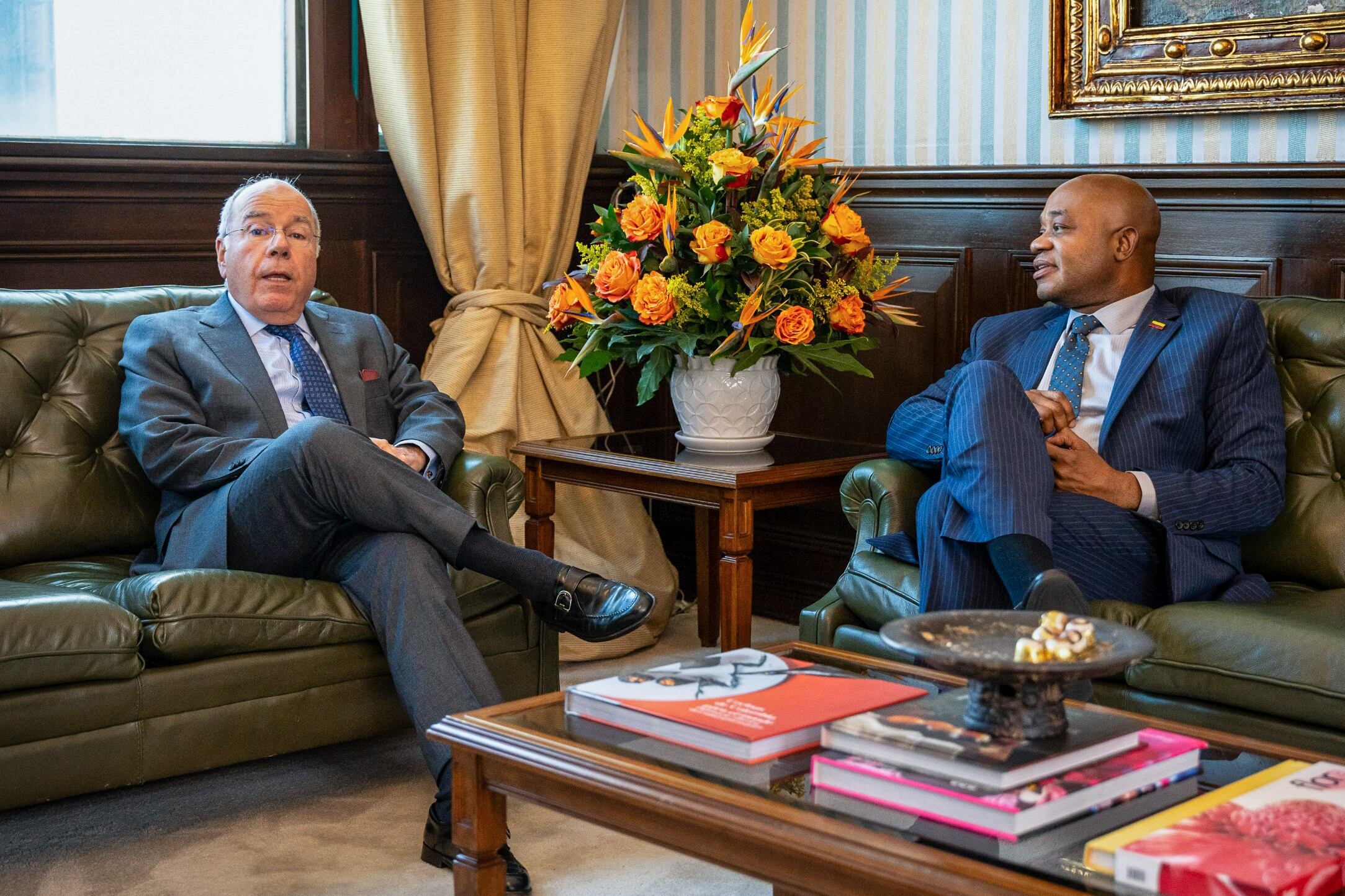 AME534. BOGOTÁ (COLOMBIA), 15/08/2024.- Fotografía cedida por la Cancillería de Colombia del ministro de relaciones exteriores de Colombia, Luis Gilberto Murillo (d), durante su reunión con el canciller de Brasil, Mauro Vieira (i) este jueves en el Palacio de San Carlos en Bogotá (Colombia). EFE/ Cancillería de Colombia /SOLO USO EDITORIAL/SOLO DISPONIBLE PARA ILUSTRAR LA NOTICIA QUE ACOMPAÑA (CRÉDITO OBLIGATORIO)