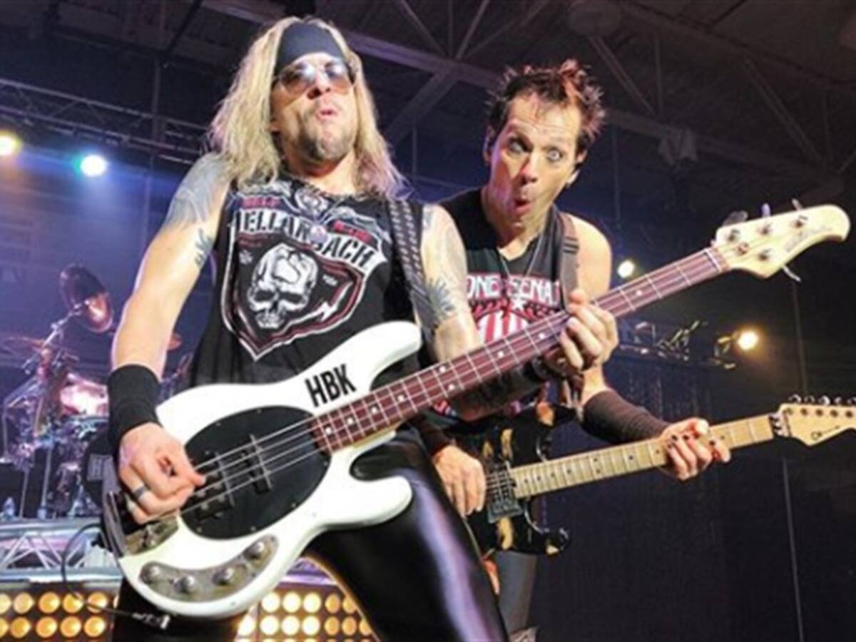 ¡Ardió en llamas! Guitarrista continuó con el show sin darse cuenta