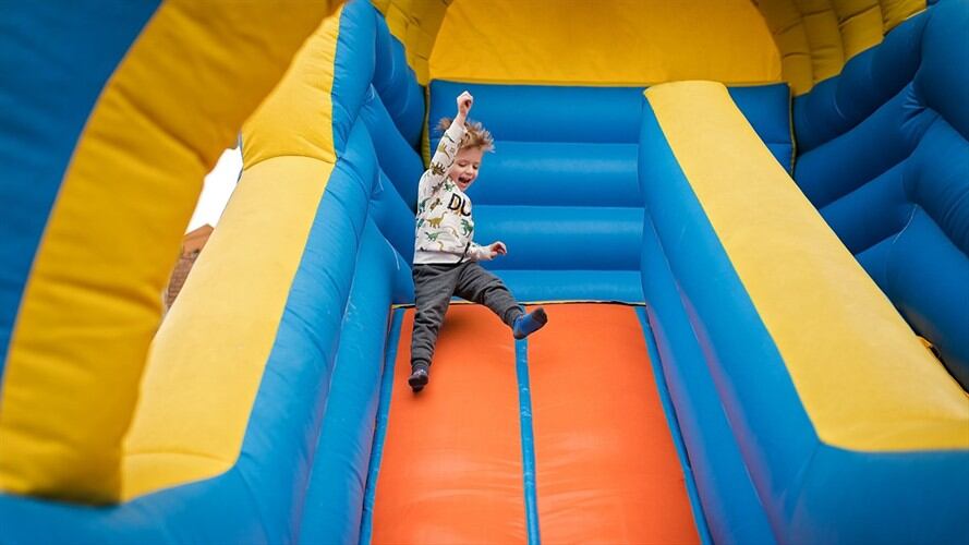 Inflable gigante causó angustia tras salir volando luego de una ráfaga de viento. Foto: Getty Images