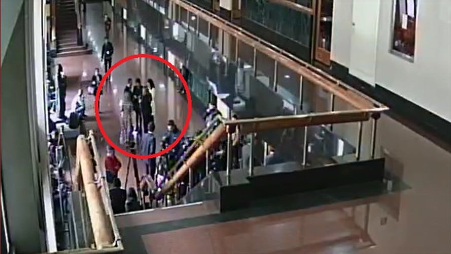 Momento en el que Luz Helena Fonseca le enseña a sus compañeros el afiche que están repartiendo en la calle. Foto: