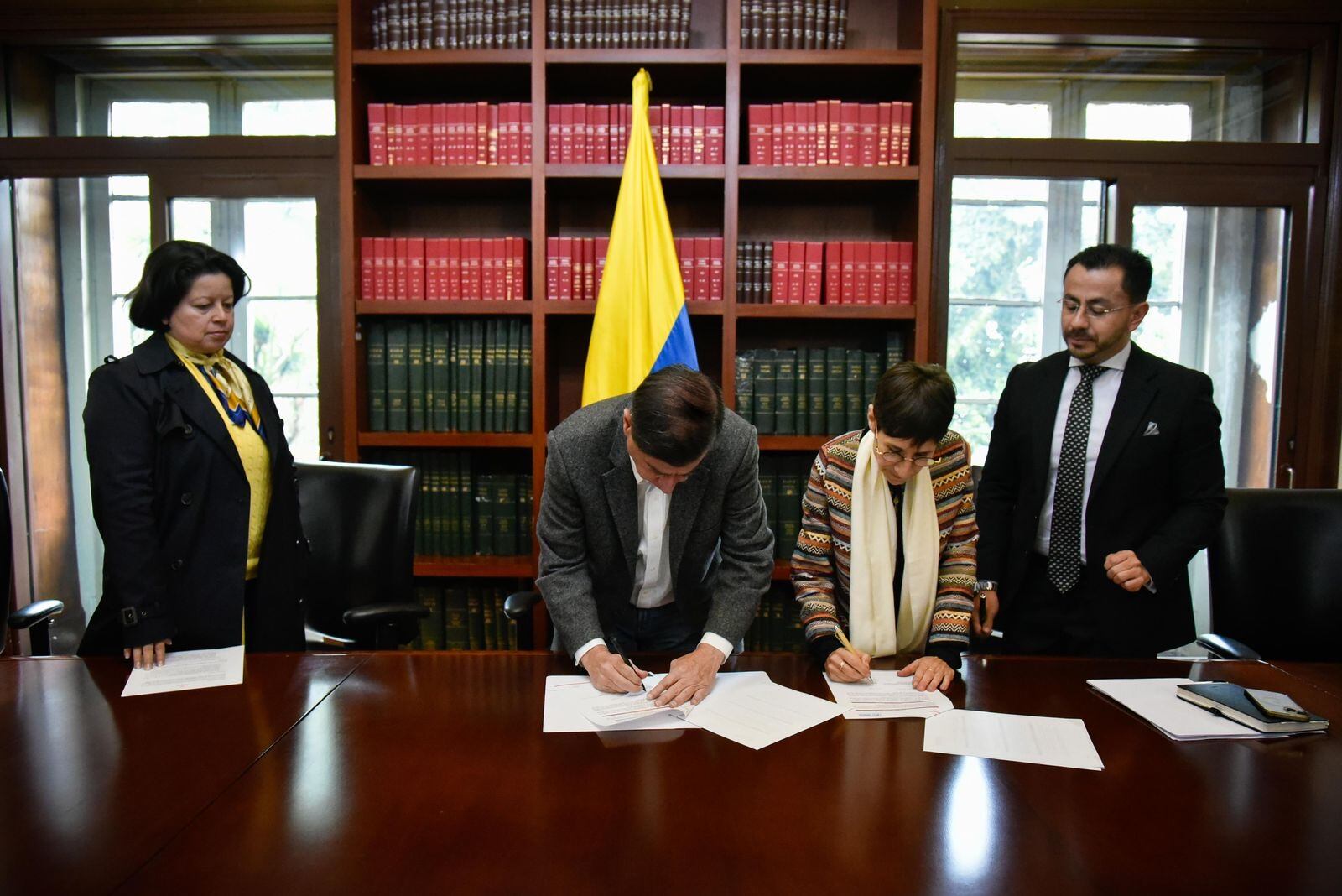 MinInterior y ACNUR firman convenio para proteger a las personas refugiadas y desplazadas. Foto: Ministerio del Interior.