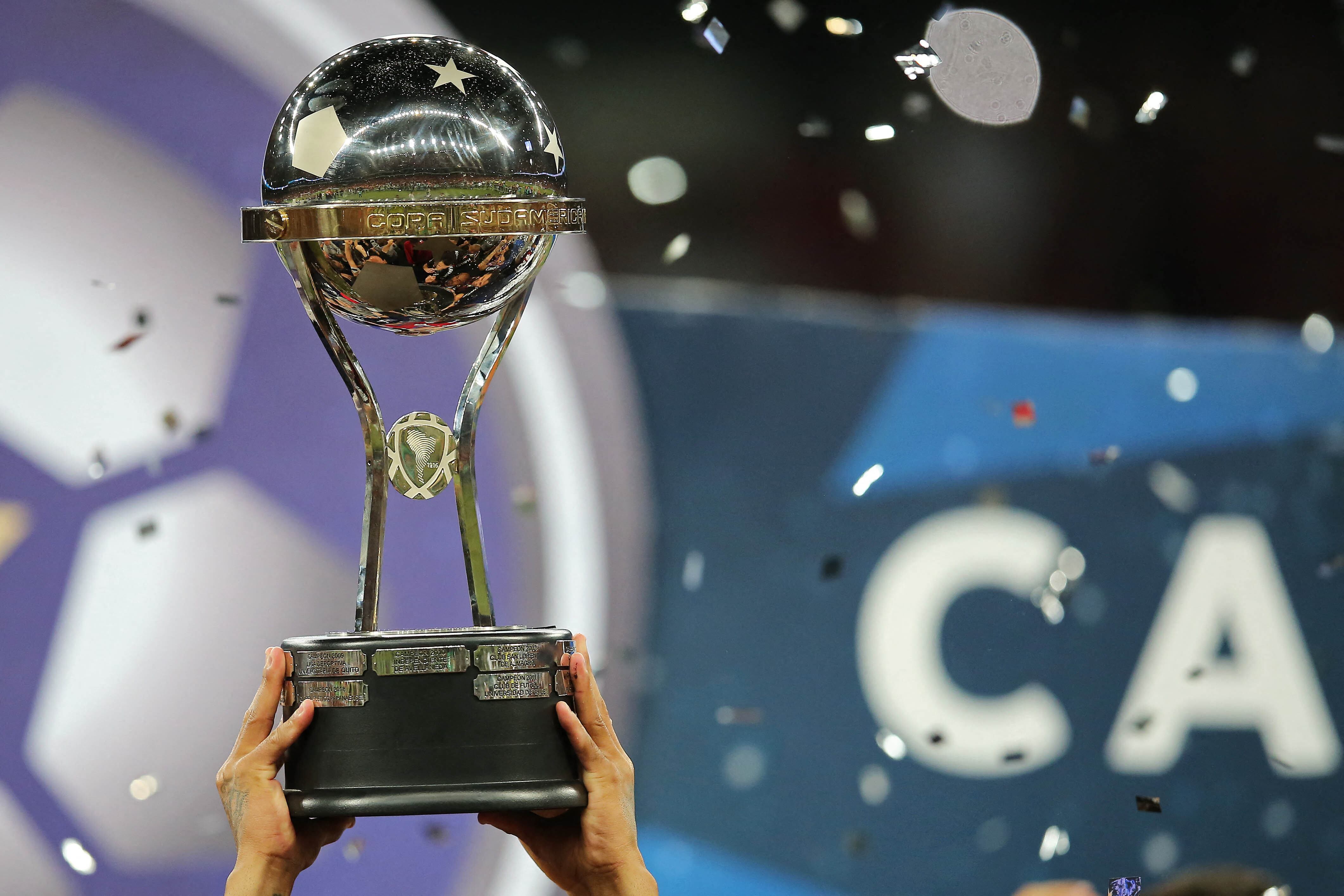 Trofeo de la Copa Sudamericana. Foto: HEULER ANDREY/AFP via Getty Images.