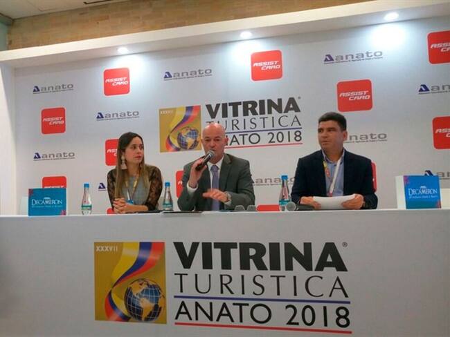 Carolina Quecano, William Ramírez y Jurgen Stuz de la empresa Decameron. Foto: