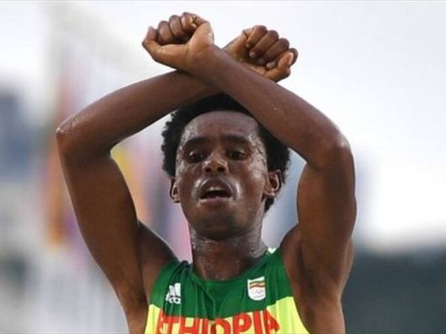 Feyisa Lilesa hizo un gesto de apoyo a su tribu al ganar la plata en el maratón de Río 2016. Foto: Getty Images / BBC Mundo.