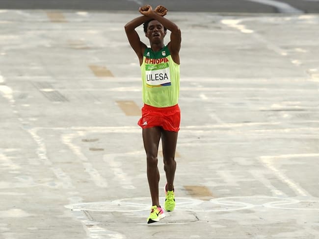 Feyisa Lilesa, de Etiopía, y Bridig Kosgei, de Kenia, se quedaron con la victoria en las categorías masculina y femenina, respectivamente. Foto: Getty Images