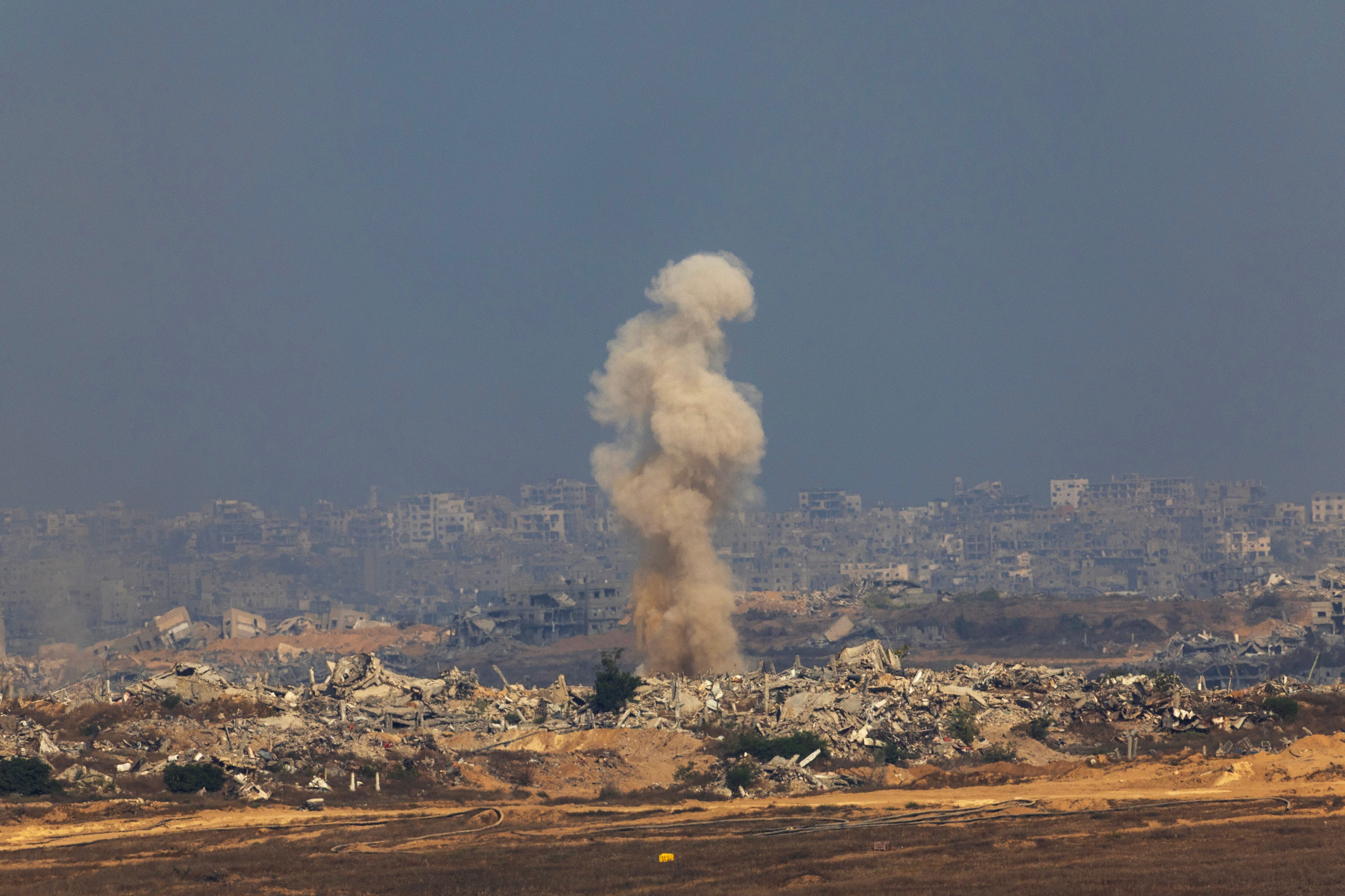 Israel continúa con sus bombardeos en Gaza. Foto: EFE/EPA/ATEF SAFADI
