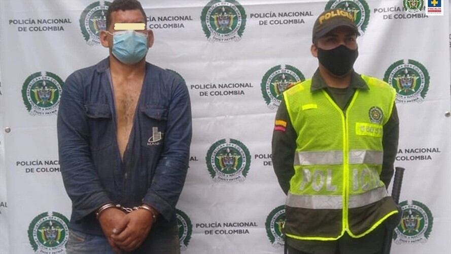 Hombre capturado en flagrancia, cuando al parecer golpeaba a su mujer. Foto: Enviada desde la Fiscalía Seccional Caldas.