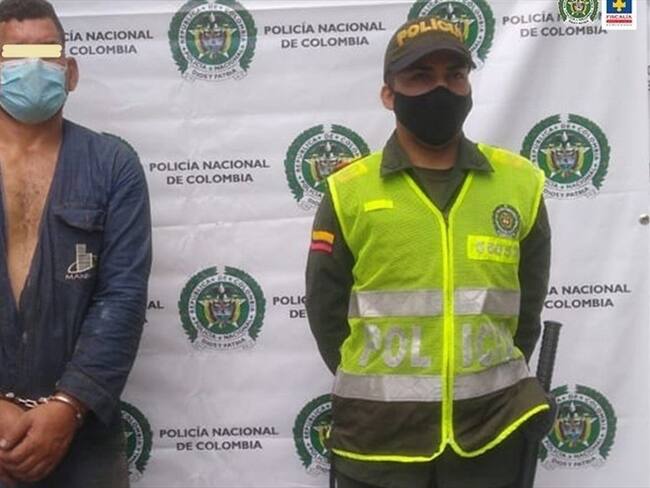 Hombre capturado en flagrancia, cuando al parecer golpeaba a su mujer. Foto: Enviada desde la Fiscalía Seccional Caldas.