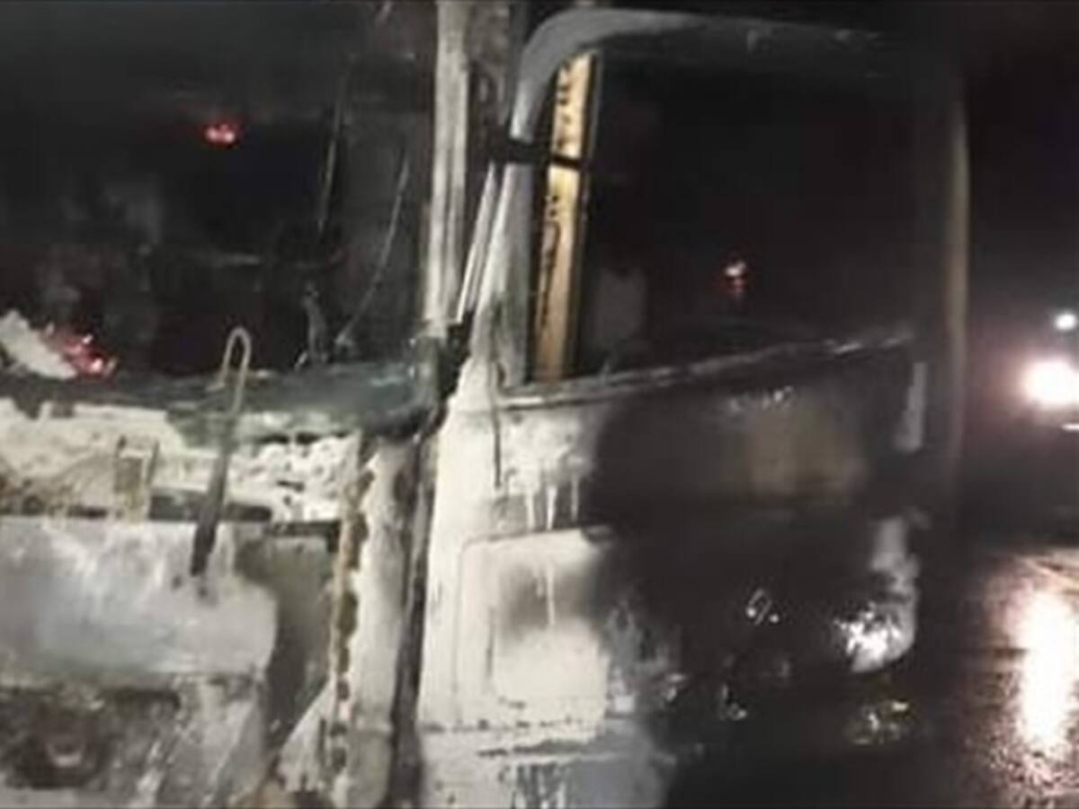 Queman otro dos vehículos en Antioquia