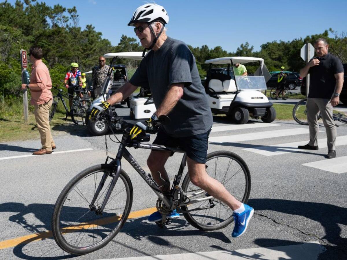Video: Joe Biden se cayó de la bicicleta durante un paseo por la playa