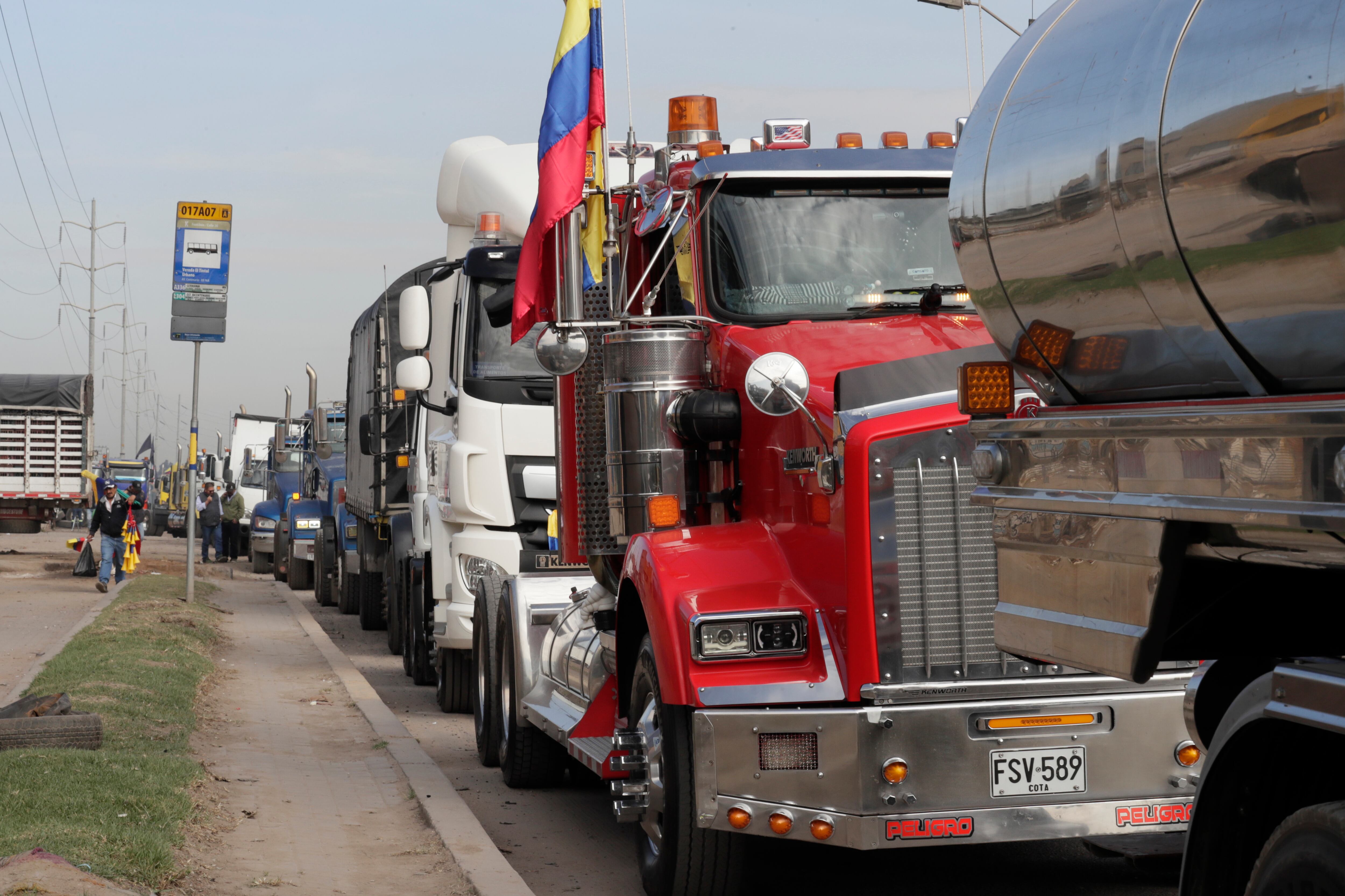 Camioneros participan en una manifestación en Bogotá (Colombia). EFE / Carlos Ortega
