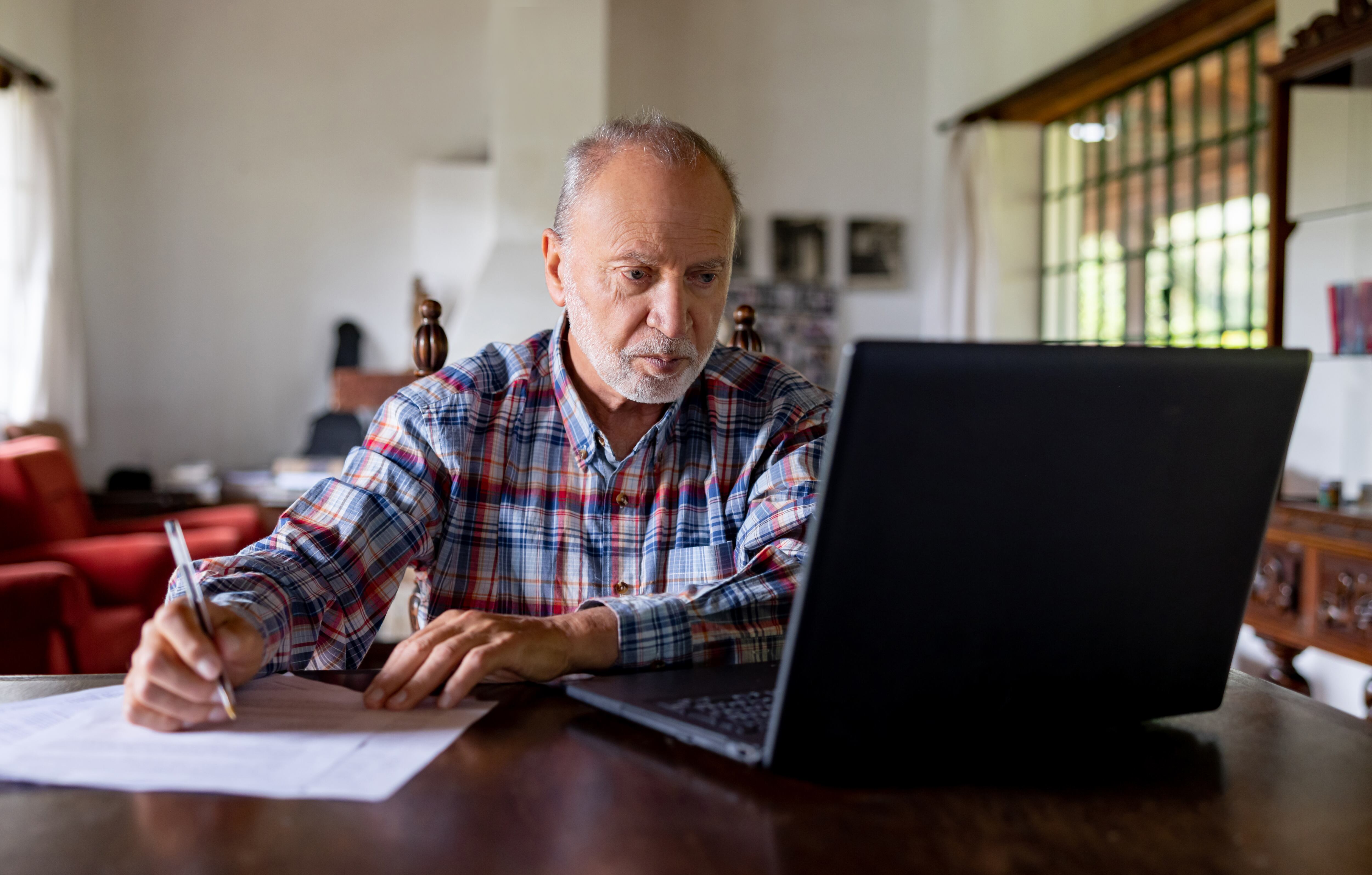 Adulto mayor utilizando un computador con Internet / Foto: GettyImages