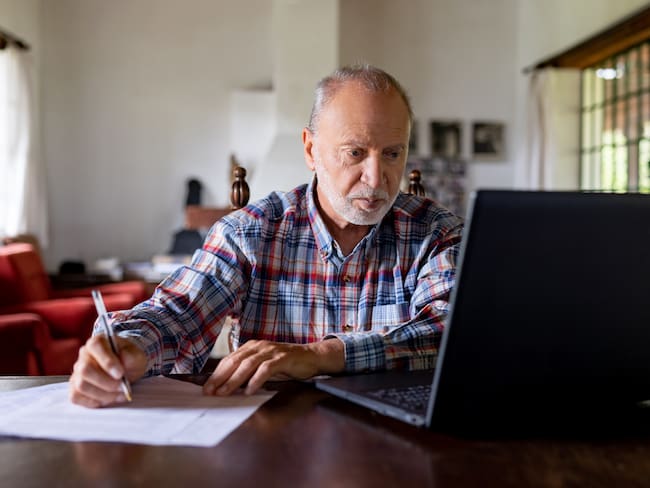 Adulto mayor utilizando un computador con Internet / Foto: GettyImages