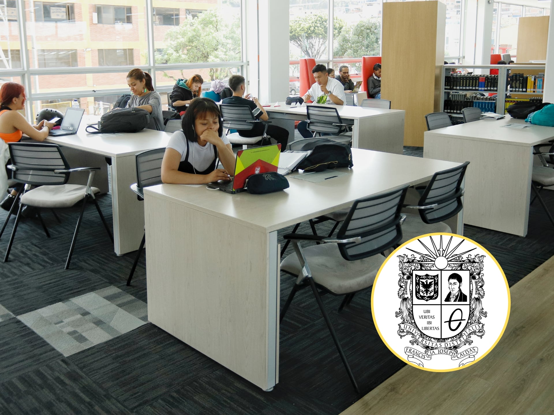 Estudiantes de la Universidad Distrital en la nueva sede abierta en Ciudad Bolívar. En el círculo, el logo de esa institución educativa (Fotos vía Colprensa y redes sociales)