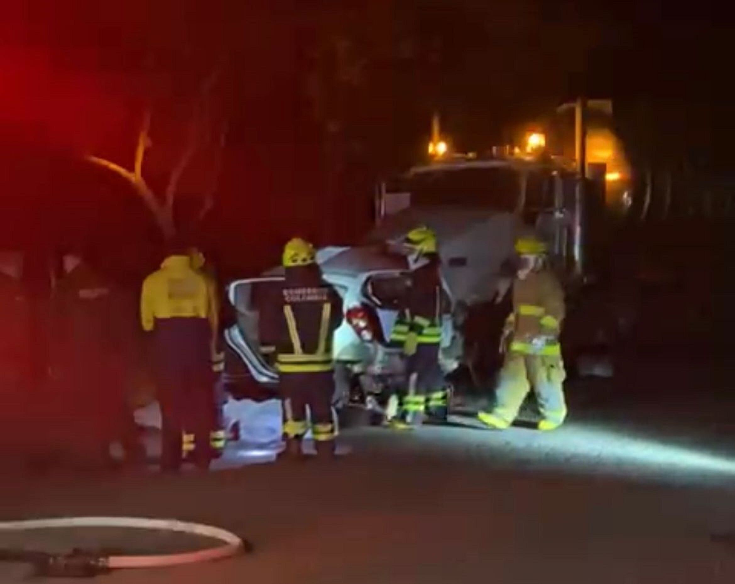 Según versiones preliminares, el automóvil chocó contra un camión cisterna cuando, al parecer, una de sus llantas explotó tras caer en un hueco en la vía. Foto: Cortesía. 