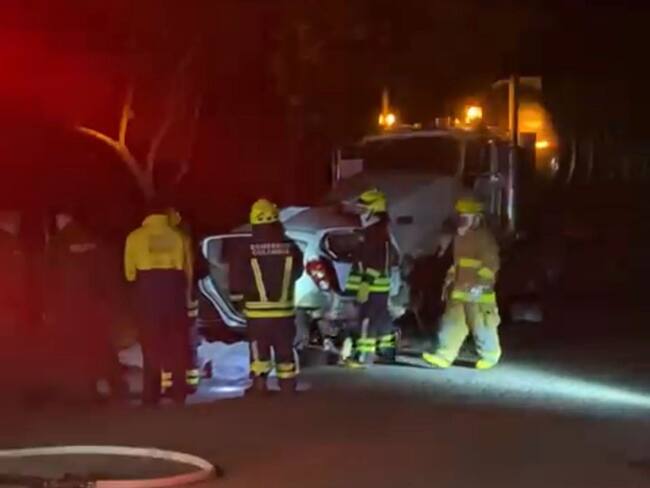 Según versiones preliminares, el automóvil chocó contra un camión cisterna cuando, al parecer, una de sus llantas explotó tras caer en un hueco en la vía. Foto: Cortesía.
