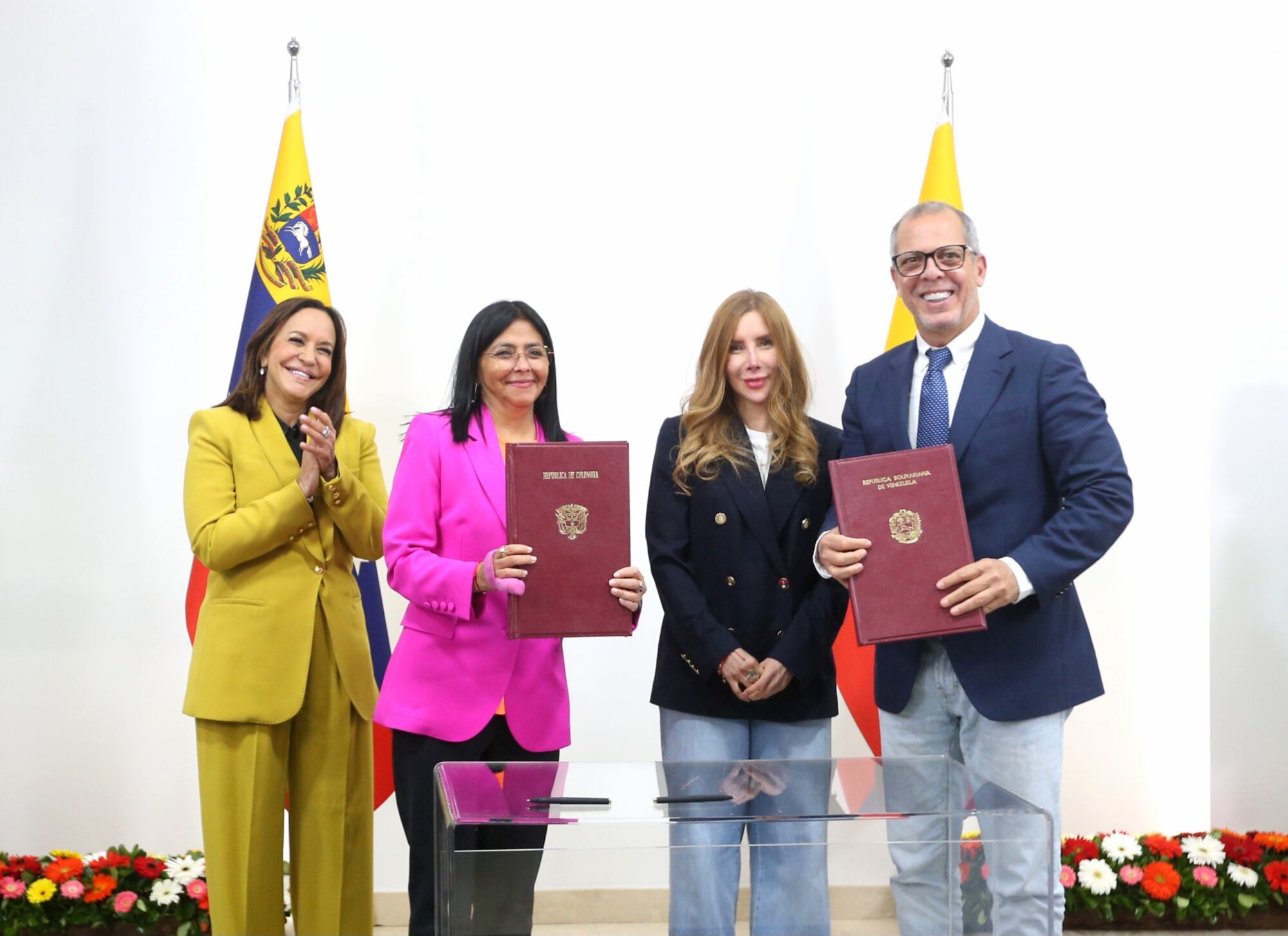 Ministra de Comercio Exterior de Venezuela, Coromoto Godoy; vicepresidenta de Venezuela, Delcy Rodríguez; ministra de Comercio, Industria y Turismo de Colombia, Diana Morales y el jefe del despacho de la Presidencia de Colombia, Alfredo Saade |  Foto: Presidencia de Venezuela